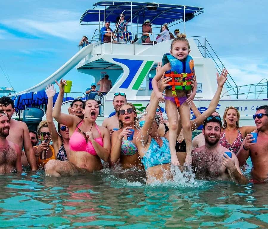 Catamaran party Boat con open bar y snorkeling en punta cana — Guided tour and outdoor activity